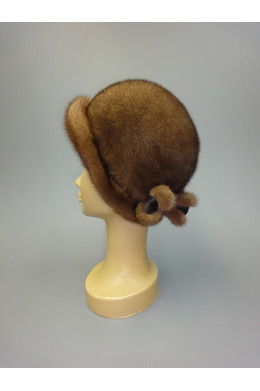 Светло-коричневая шляпка из норки с неширокими полями и бантиком